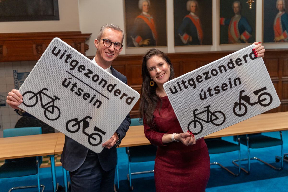 Provinsje freget ynwenners om foarkar meartalige ferkearsbuorden