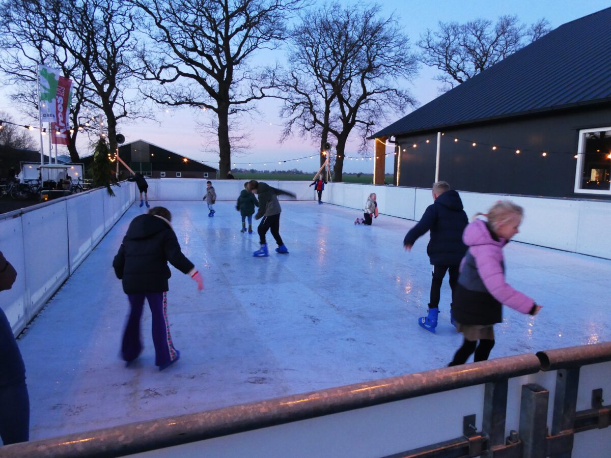 WYTSKE HEIDA: IJSBAANTJE OP DE KERSTMARKT IN HARICH