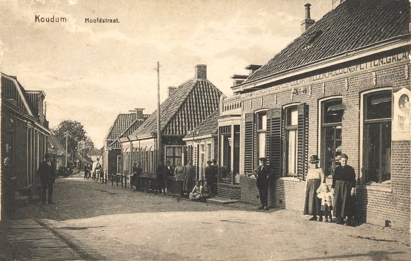 DE HOOFDSTRAAT IN KOUDUM