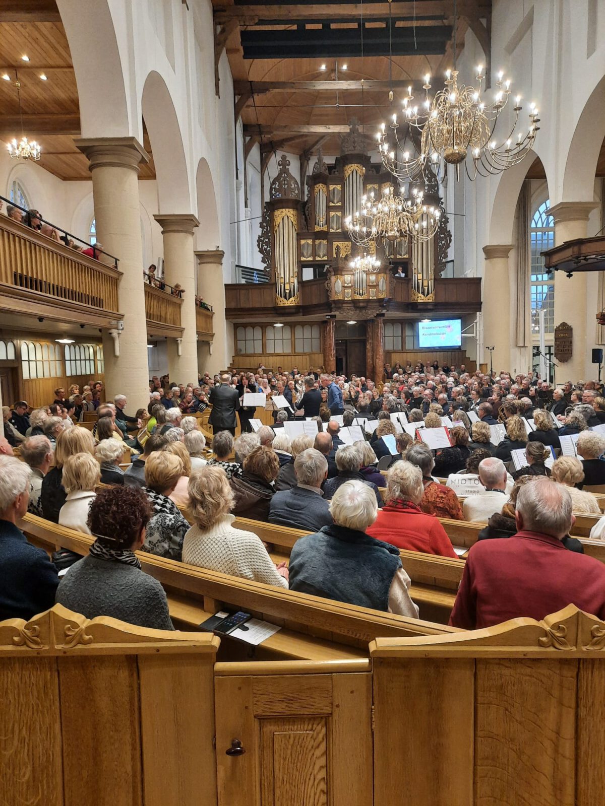 ZEER GESLAAGD KERSTCONCERT ‘SAMEN’ IN SNEKER MARTINIKERK