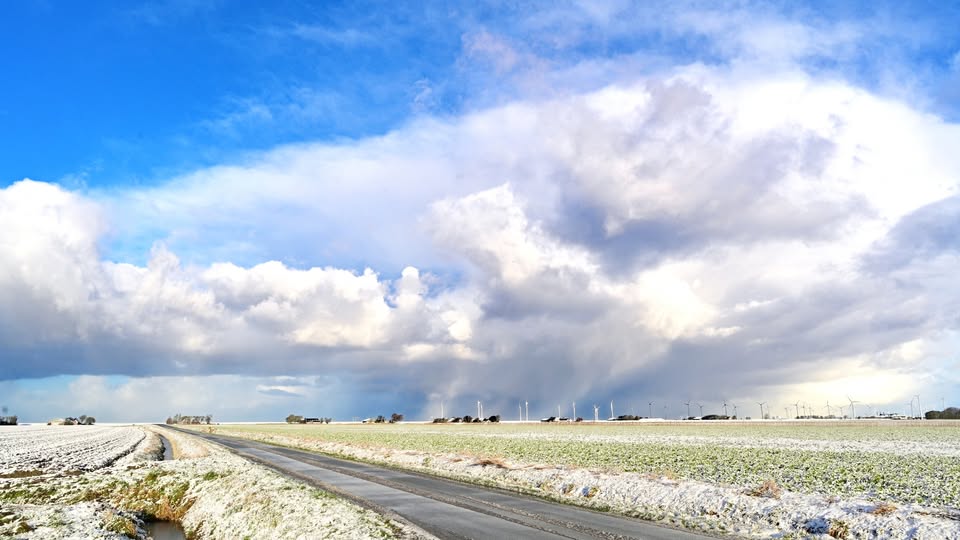 Mooie luchten boven de winterse contreien van Uithuizen
