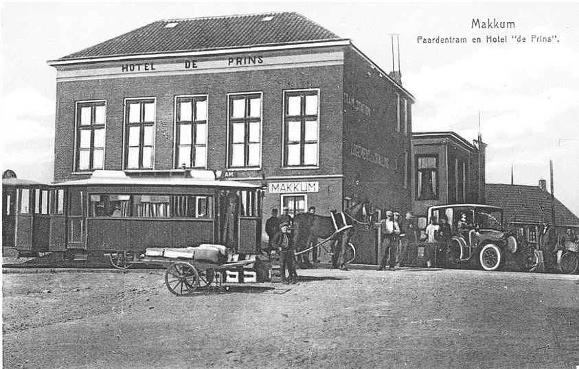 IN MAKKUM: PAARDENTRAM VOOR HOTEL DE PRINS