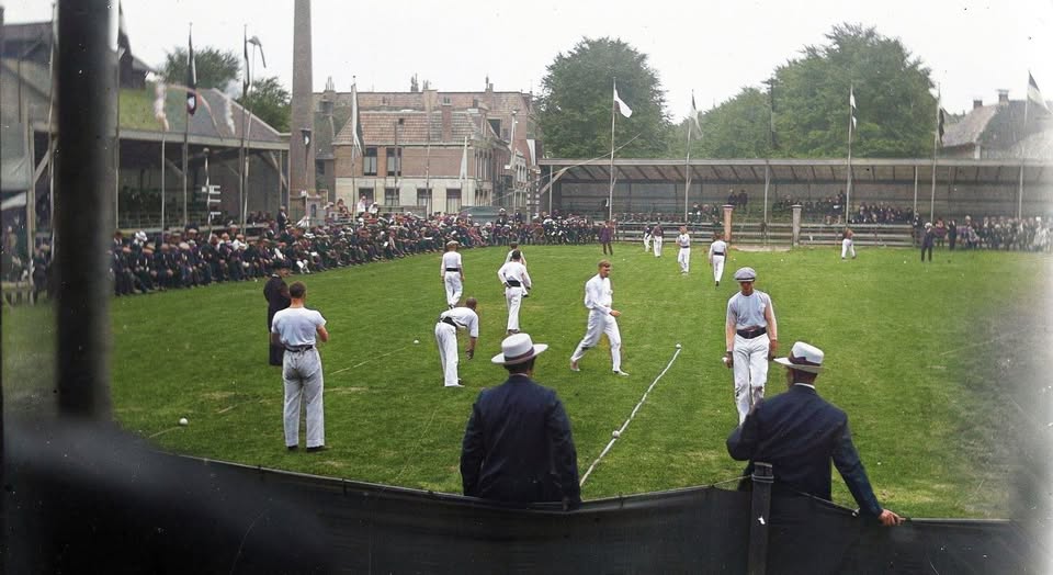 IN FRANEKER: KAATSWEDSTRIJD UIT DE GOEIE OUWE TIJD