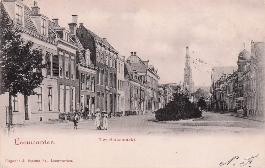 DE TWEEBAKSMARKT IN LEEUWARDEN