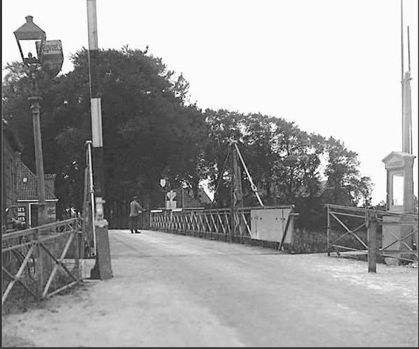 VOORMALIGE DRAAIBRUG IN FOLLEGA